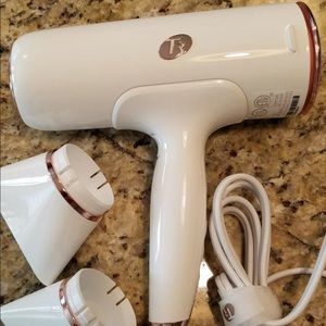 T3 Cura hair dryer